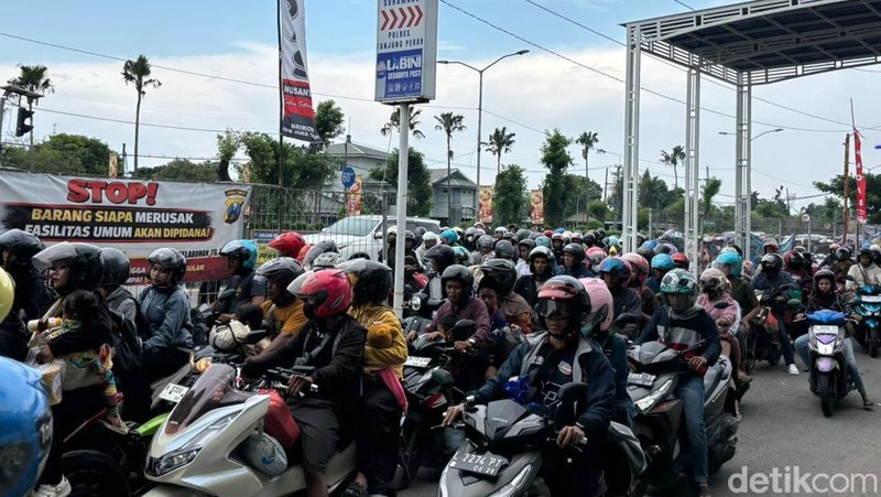 Pemudik mulai padati kawasan Jembatan Suramadu