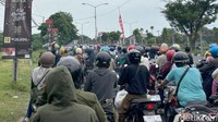 Antrean panjang kendaraan roda dua mengular hingga ratusan meter menjelang pintu masuk Jembatan Suramadu