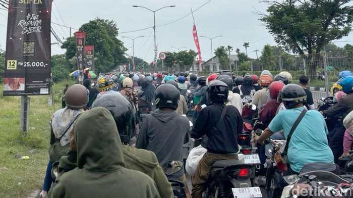 Pemudik mulai padati kawasan Jembatan Suramadu