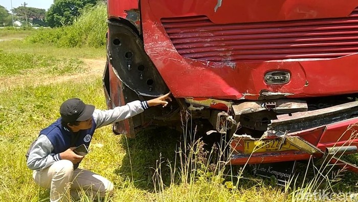Penampakan ringseknya mobil Calya Vs Bus di Tol Tegal yang meenewaskan 4 orang pemudik, Kamis (19/3/2026).