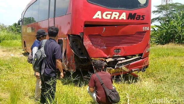 Penampakan ringseknya mobil Calya Vs Bus di Tol Tegal yang meenewaskan 4 orang pemudik, Kamis (19/3/2026).