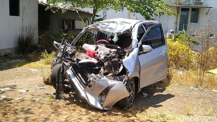 Penampakan ringseknya mobil Calya Vs Bus di Tol Tegal yang meenewaskan 4 orang pemudik, Kamis (19/3/2026).