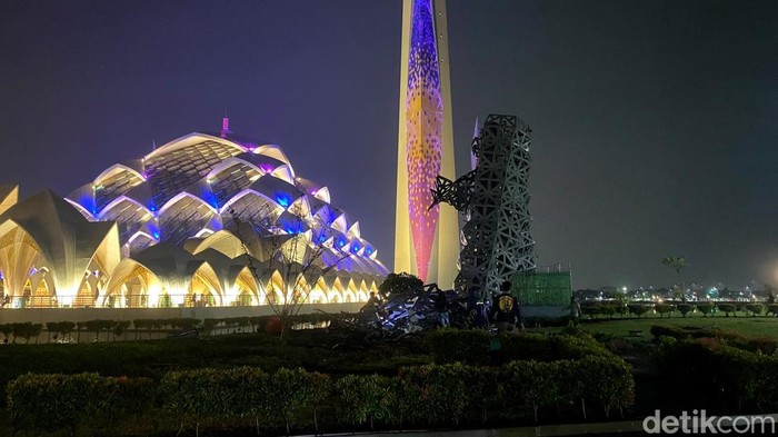 Penampakan tower penguat sinyal di kawasan Masjid Al Jabbar roboh.