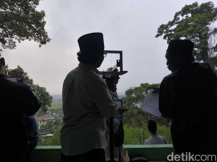 Pemantauan Hilal di Bukit Condrodipo Gresik