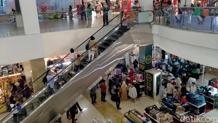Pengunjung memadati Binjai Mall jelang Lebaran, memanfaatkan berbagai promo diskon yang ditawarkan. (Laila Syakira/detikSumut)