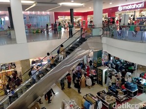 Jelang Lebaran, Binjai Mall Dipadati Pengunjung yang Berburu Diskon