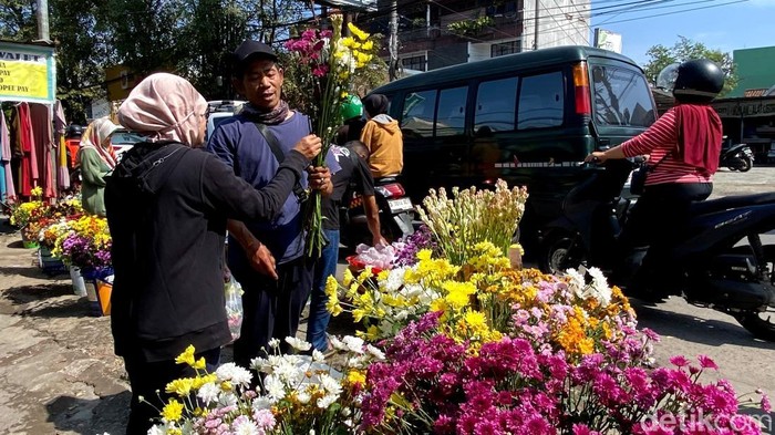 Penjual bunga musiman di Bandung laris manis.