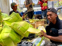 Tradisi Turun-temurun Warga Kadungora Jualan Kulit Ketupat di Bandung