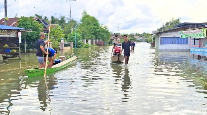 Perahu kayu menjadi alat transportasi alternatif masyarakat.