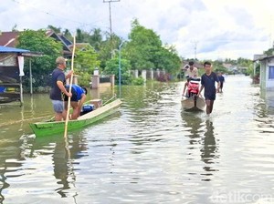 Banjir Rendam Malinau, Warga Beraktivitas Naik Perahu