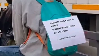 Main pantun dulu nih. Tampaknya banyak yang menempel kertas pantun ya. Foto: Instagram
