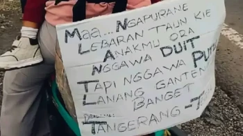 Nah yang ini bukan cuma mudik bawa jodoh, tapi bawa cucu. Orang tua di kampung jadi kakek nenek deh. Foto: Instagram