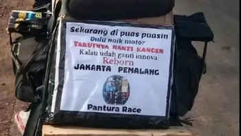 Kita aminkan impian pemotor ini untuk punya mobil. Foto: Instagram