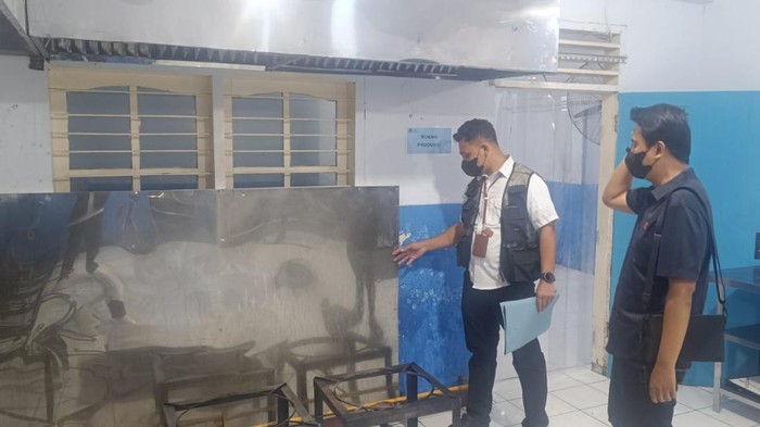 Petugas BGN Regional Gorontalo melakukan pengecekan dapur SPPG.