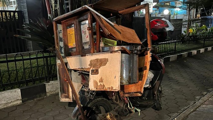 Pohon tumba timpa Gugun Meatball, pedagang bakso viral di Bandung