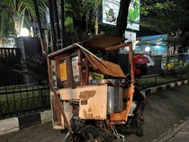 Pilu Tukang Bakso Panggilan Viral Bandung Tertimpa Pohon Tumbang