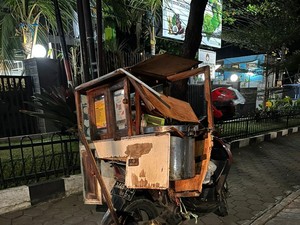 Pilu Tukang Bakso Panggilan Viral Bandung Tertimpa Pohon Tumbang