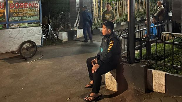 Pohon tumba timpa Gugun Meatball, pedagang bakso viral di Bandung Pohon tumba timpa Gugun Meatball, pedagang bakso viral di Bandung