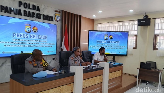 Polda Papua Barat Daya saat konferensi pers terkait pembunuhan nakes di Tambrauw.