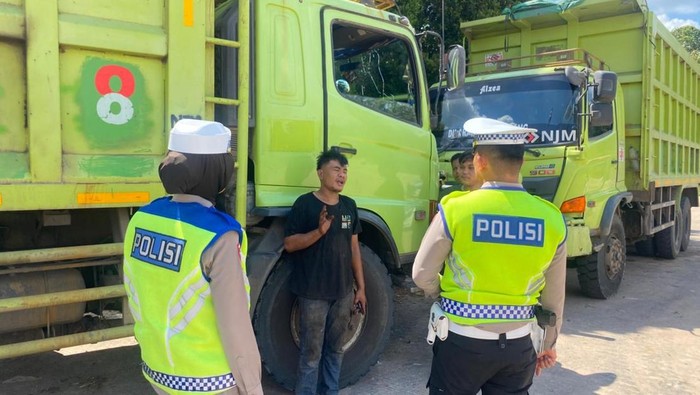 Polisi melakukan penertiban truk ODOL di sejumlah lokasi di Sumsel