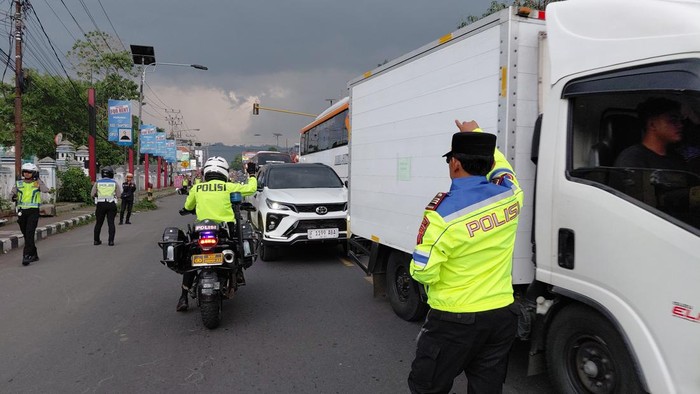 Polisi mengatur lalu lintas di Limbangan, Garut