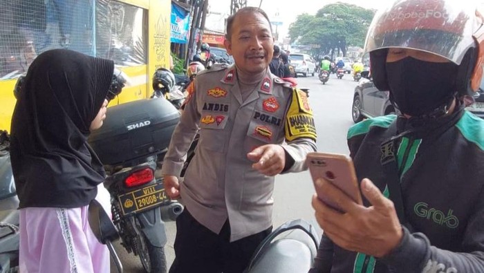 Polisi pesankan ojek online untuk antar seorang gadis pulang ke rumahnya. Gadis itu ditemukan warga Gunung Putri, Kabupaten Bogor dalam kondisi kebingungan dan menangis karena ditinggal pacarnya.