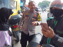 Gadis Ini Nangis Ditinggal Pacar di Gunung Putri, Diantar Warga ke Pos Polisi