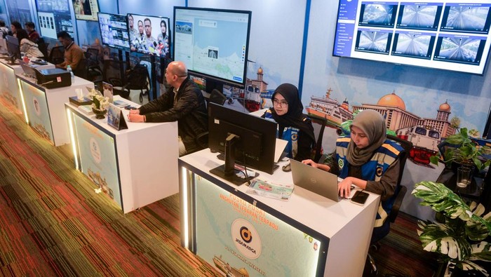 Petugas memantau pergerakan arus mudik melalui layar CCTV di Posko Pusat Angkutan Lebaran Terpadu 2026 di Kantor Kementerian Perhubungan, Jakarta, Kamis (19/3/2026). Posko yang beroperasi pada 13-30 Maret 2026 dan melibatkan pemangku kepentingan dari berbagai kementerian, lembaga, serta operator transportasi tersebut menjadi pusat kendali koordinasi untuk memastikan penyelenggaraan angkutan Lebaran berjalan aman dan lancar. ANTARA FOTO/Putra M. Akbar/wsj.