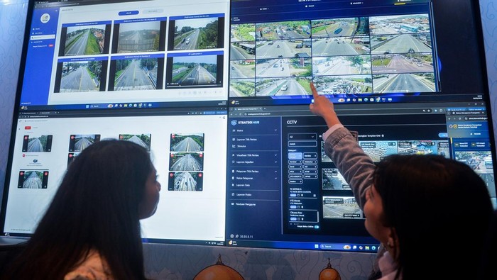 Petugas memantau pergerakan arus mudik melalui layar CCTV di Posko Pusat Angkutan Lebaran Terpadu 2026 di Kantor Kementerian Perhubungan, Jakarta, Kamis (19/3/2026). Posko yang beroperasi pada 13-30 Maret 2026 dan melibatkan pemangku kepentingan dari berbagai kementerian, lembaga, serta operator transportasi tersebut menjadi pusat kendali koordinasi untuk memastikan penyelenggaraan angkutan Lebaran berjalan aman dan lancar. ANTARA FOTO/Putra M. Akbar/wsj.