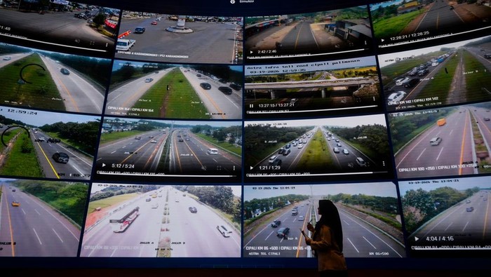Petugas memantau pergerakan arus mudik melalui layar CCTV di Posko Pusat Angkutan Lebaran Terpadu 2026 di Kantor Kementerian Perhubungan, Jakarta, Kamis (19/3/2026). Posko yang beroperasi pada 13-30 Maret 2026 dan melibatkan pemangku kepentingan dari berbagai kementerian, lembaga, serta operator transportasi tersebut menjadi pusat kendali koordinasi untuk memastikan penyelenggaraan angkutan Lebaran berjalan aman dan lancar. ANTARA FOTO/Putra M. Akbar/wsj.