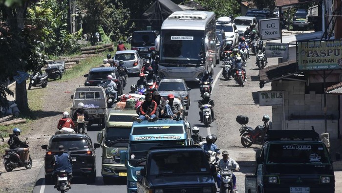 Sejumlah kendaraan pemudik melintas di Jalur Selatan Malangbong, Kabupaten Garut, Jawa Barat, Kamis (19/3/2026). Memasuki H-2 Lebaran, arus lalu lintas dari arah Bandung menuju Garut hingga Jawa Tengah terpantau ramai lancar, dengan antrean kendaraan terjadi akibat aktivitas Pasar Malangbong, persimpangan jalan, serta pemudik yang beristirahat di warung pinggir jalan. ANTARA FOTO/Adeng Bustomi/rwa.
