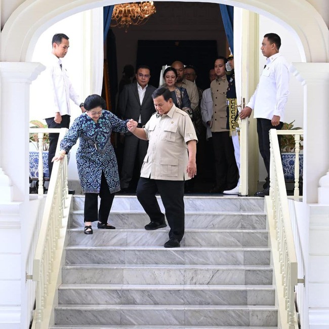 Prabowo Gandeng Tangan Megawati di Tangga Istana