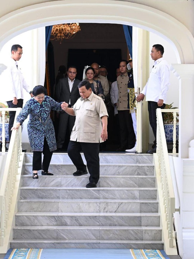Prabowo Gandeng Tangan Megawati di Tangga Istana
