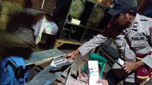 Polisi saat melakukan olah TKP pria tewas dianiaya ipar di Desa Leloboko, Kecamatan Amfoang Selatan, Kabupaten Kupang, NTT, Rabu (18/3/2026). (Dok. Polres Kupang).
