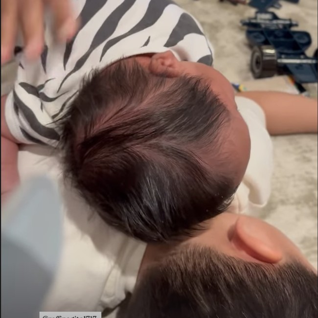 Masyaallah... Interaksi Rayyanza dengan Bayi Laki-laki di Rumah Bikin Gemas