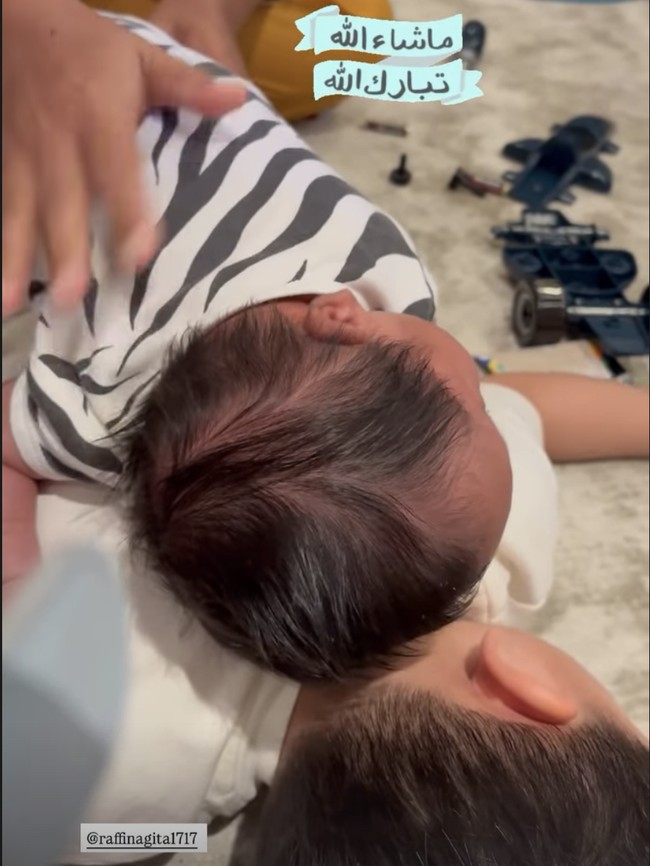 Masyaallah... Interaksi Rayyanza dengan Bayi Laki-laki di Rumah Bikin Gemas