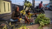 Sejumlah warga memadati lapak penjual kulit ketupat di kawasan Pasar Babelan, Kabupaten Bekasi, Jawa Barat, Kamis (19/3/2026).   