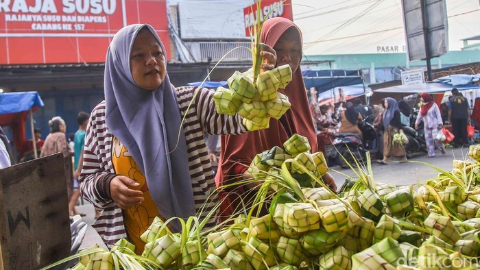 Sejumlah warga memadati lapak penjual kulit ketupat di kawasan Pasar Babelan, Kabupaten Bekasi, Jawa Barat, Kamis (19/3/2026). 

2.Aktivitas jual beli mulai terlihat ramai sejak pagi hari, seiring meningkatnya kebutuhan masyarakat menjelang Hari Raya Idulfitri. Kulit ketupat yang terbuat dari anyaman daun kelapa muda menjadi salah satu komoditas musiman yang paling dicari.