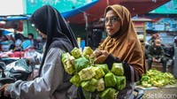  Aroma khas daun kelapa muda pun tercium di sepanjang deretan lapak, menambah nuansa tradisional yang begitu lekat dengan suasana Lebaran.