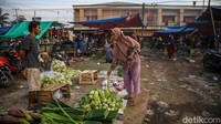 Bagi masyarakat, ketupat bukan sekadar makanan pendamping, melainkan simbol tradisi dan kebersamaan saat Lebaran. Ketupat biasanya disajikan bersama opor ayam, rendang, atau sayur labu, menjadi hidangan wajib di meja makan saat hari raya tiba. Seorang pembeli mengaku sengaja datang lebih pagi agar bisa memilih kulit ketupat dengan kualitas terbaik. Ia mengatakan bahwa anyaman yang rapat dan daun yang masih segar menjadi kriteria utama agar ketupat yang dihasilkan nantinya lebih pulen dan tidak mudah bocor saat direbus.