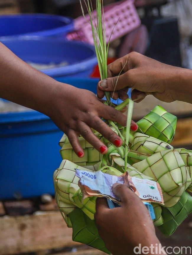 Ramai Sejak Pagi, Kulit Ketupat Diserbu Pembeli