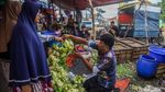 Ramai Sejak Pagi, Kulit Ketupat Diserbu Pembeli
