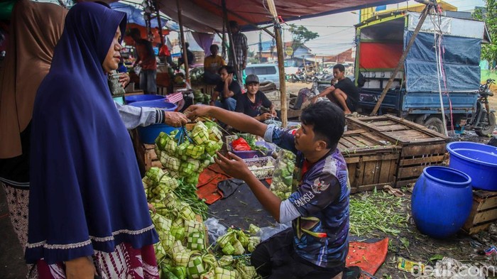 Sejumlah warga memadati lapak penjual kulit ketupat di kawasan Pasar Babelan, Kabupaten Bekasi, Jawa Barat, Kamis (19/3/2026). 

2.Aktivitas jual beli mulai terlihat ramai sejak pagi hari, seiring meningkatnya kebutuhan masyarakat menjelang Hari Raya Idulfitri. Kulit ketupat yang terbuat dari anyaman daun kelapa muda menjadi salah satu komoditas musiman yang paling dicari.