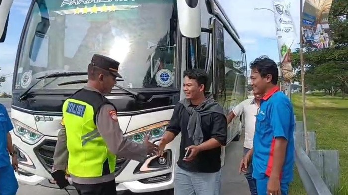 Rano tertinggal bus mudik gratis di Rest Area Tol Km 519A Sragen, Kamis (19/3/2026).
