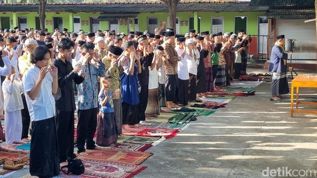 Ratusan jemaah Majelis Sholawat Asyghil Kubro melaksanakan salat id di Halaman parkir Harmoni kawasan Pantai Parangtritis, Kretek, Bantul, Kamis (19/3/2026). Ratusan jemaah Majelis Sholawat Asyghil Kubro melaksanakan salat id di Halaman parkir Harmoni kawasan Pantai Parangtritis, Kretek, Bantul, Kamis (19/3/2026).