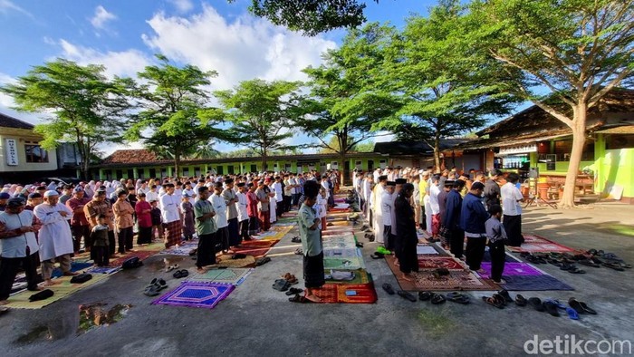 Ratusan jemaah Majelis Sholawat Asyghil Kubro melaksanakan salat id di Halaman parkir Harmoni kawasan Pantai Parangtritis, Kretek, Bantul, Kamis (19/3/2026).