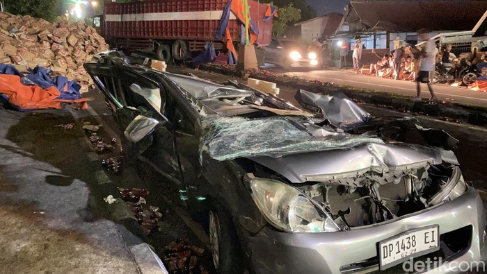 Salah satu mobil rusak parah usai tertimpa truk di Parepare.