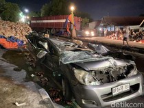 Truk Gagal Nanjak Timpa 3 Mobil di Parepare, 3 Orang Sekeluarga Terjepit