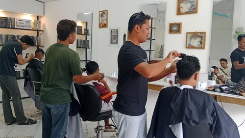 Salah satu tempat pangkas rambut di Lombok Timur, NTB, yang ramai menjelang Lebaran, Kamis (19/3/2026). (Sanusi Ardi W/detikBali)
