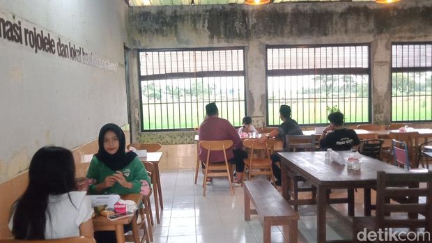 SDN 2 Tlobong, Delanggu, Klaten yang mangkrak disulap jadi resto. SDN 2 Tlobong, Delanggu, Klaten yang mangkrak disulap jadi resto.